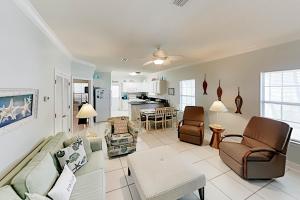 Three-Bedroom House room in Adagio - Pool & Private Patio - Walk to Sportsplex Duplex