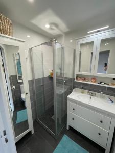 Nyrenoverad lägenhet med havsutsikt