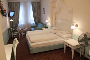 Double Room with Extra Bed room in Hotel Am Josephsplatz