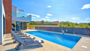 Eco-friendly Villa Aria with a pool and a party room 