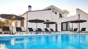 Elegant Villa Dolcea with a swimming pool