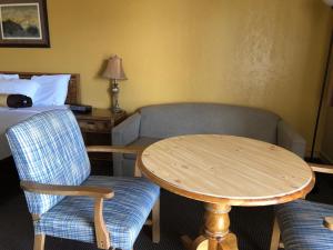 Deluxe Room room in Knights Inn - Baker City