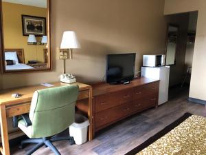 Deluxe Queen Room - Non-Smoking room in Knights Inn - Baker City