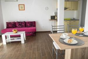 Apartments with a parking space Dugi Rat Omis 17287