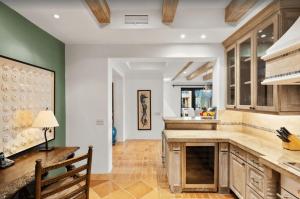 Best Executive-Style Luxury Residence on Property
