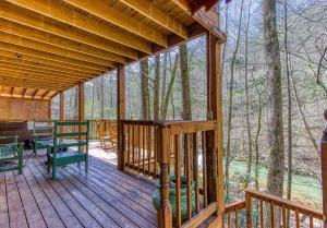 A Waterfall Retreat- Waterfall, Cozy Cabin Retreat in the Smokies Comfort & Fun for All