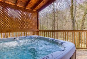 A Waterfall Retreat- Waterfall, Cozy Cabin Retreat in the Smokies Comfort & Fun for All
