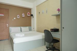 Comfort and Strategic Studio Apartment Margonda Residence 2 near UI By Travelio