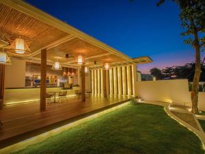 White Whale Beachfront Pool Villa