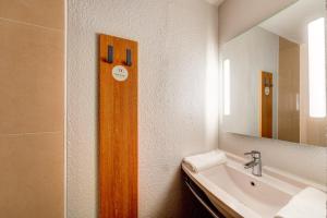 Hotels B&B HOTEL Saint-Witz : photos des chambres