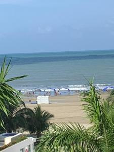 Edificio frente al mar con playas tranquilas