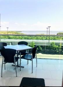 Edificio frente al mar con playas tranquilas