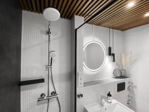 Zentrales strandnahes Design Apartment mit Balkon und Parkplatz
