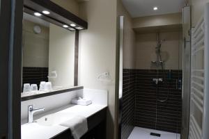 Hotels Hotel Les Galets Bleus : Chambre Triple avec Douche