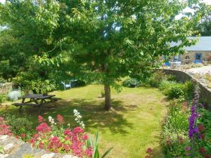 Maisons de vacances Maison de 2 chambres avec jardin clos et wifi a Cleden Cap Sizun a 4 km de la plage : photos des chambres