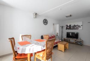 Rez-de-chaussée centre ville dEmbrun 3 étoiles Climatisé