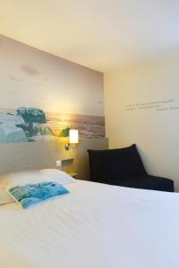 Hotels The Originals City, Hotel Au Chene Vert, Saint-Brieuc Nord : Chambre Triple Familiale