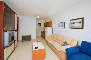 One-Bedroom Apartment with Balcony and Sea View room in Apartments with a parking space Mimice Omis - 11045