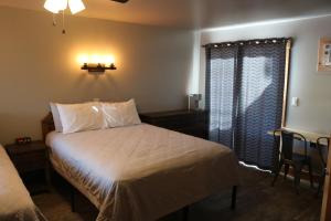 Two Queens with Private Patio room in Columbine Inn