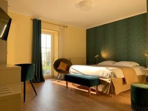 Hotels AUBERGE DU PORCHE : photos des chambres