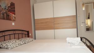 Petrol Apartment- Athens Center, 4 BD, 1 BATH