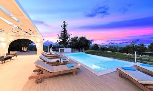 Three-Bedroom Villa room in Orientem Villa Heated Pool