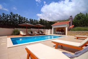 VILLA STOZAK, private heated pool, cinema room and sauna, 7 km from beach