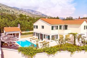 VILLA STOZAK, private heated pool, cinema room and sauna, 7 km from beach