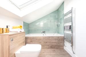 Lincoln 4-Beds Sleeps 13 Hot Tub & Pet Friendly