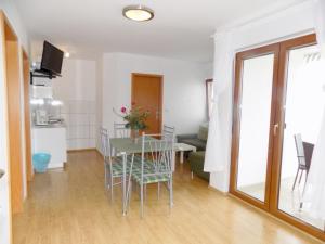 Apartment in Mošcenicka Draga with sea view, terrace, air conditioning, Wi-Fi (4364-5)