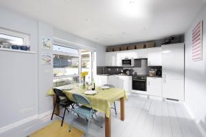 Mousehole View - Pet Friendly - Sea Views - Free Parking & WiFi