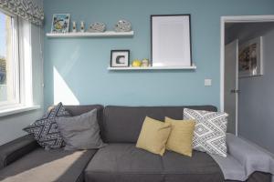 Mousehole View - Pet Friendly - Sea Views - Free Parking & WiFi