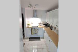 Comfy Cardiff Bay Budget Stay with Small Garden 15 mins Walk to Cardiff Bay