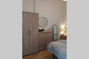 Comfy Cardiff Bay Budget Stay with Small Garden 15 mins Walk to Cardiff Bay