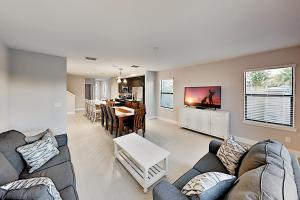 Four-Bedroom Townhouse room in KISS Me Sunshine - New Retreat with Pool & Hot Tub townhouse