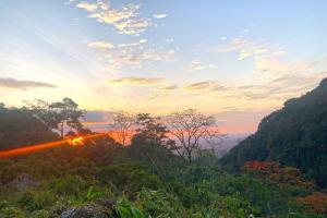 Paraíso en la montaña con cascadas y lago de pesca