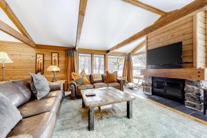 Apartment room in Golf Creek