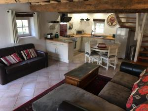 Maisons de vacances La Tuilerie Grange (Adults only gite) with two en-suite double bedrooms : photos des chambres