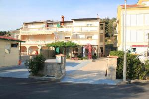 Apartments by the sea Pag 6448