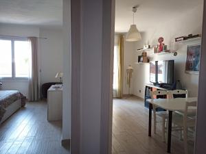 Grand F2 60mq centre Antibes, proche plages, commerces, 2 balcons, parking, train, bus, deco vintage, pet friendly
