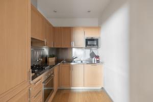 iFlat Navona White and Stylish Apartment