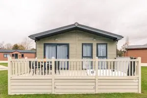Honeysuckle Lodge with Hot Tub - Allerthorpe