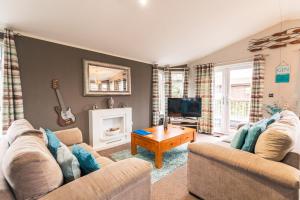 Kingfisher Lodge with Hot Tub