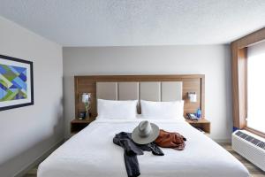 Standard King Room with Roll-In Shower - Communications Access room in Holiday Inn Express Nashville-Downtown Conference Center an IHG Hotel