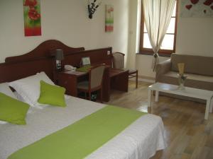 Hotels Logis Hotel Restaurant Residence : photos des chambres