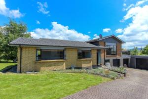Spacious retreat with Mountain View