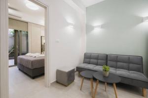 Peris 5 with Yard steps to Bus St & Old Town