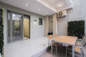 Peris 5 with Yard steps to Bus St & Old Town