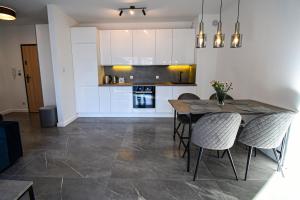 Apartament VILLA PARK przy plaży z widokiem na jezioro, taras 50 m2