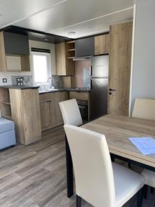 Campings Assist' Mobil Home 389 - Mobil home recent 3 chambres 8 couchages : photos des chambres